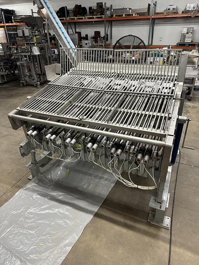 Used 1998 Hughes Equipment Co. 12 Lane Power Sweet Corn Husker & Vibratory Feeder 032-4941D