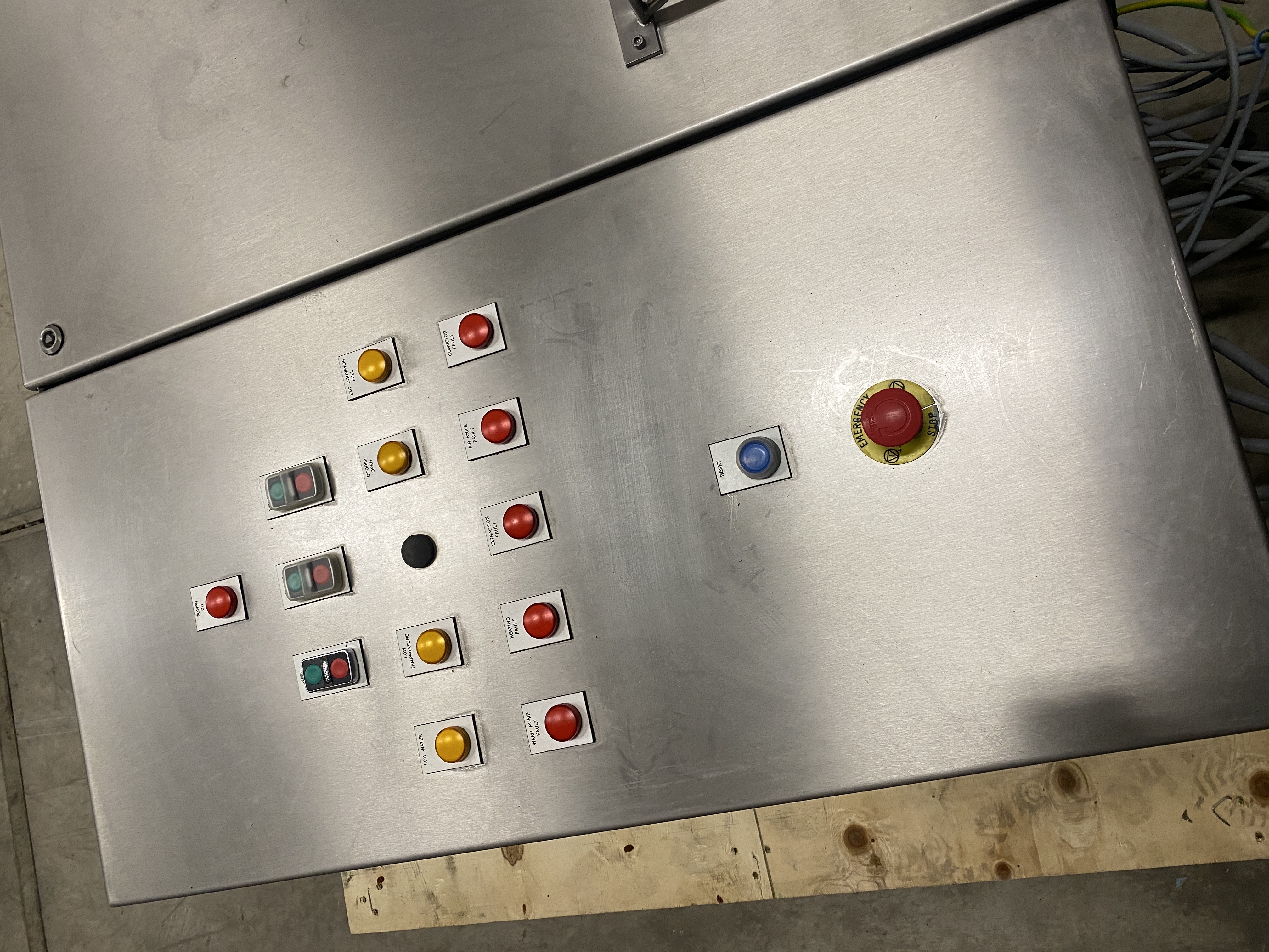 Used Unitech crate washer Single track washer with exit conveyor