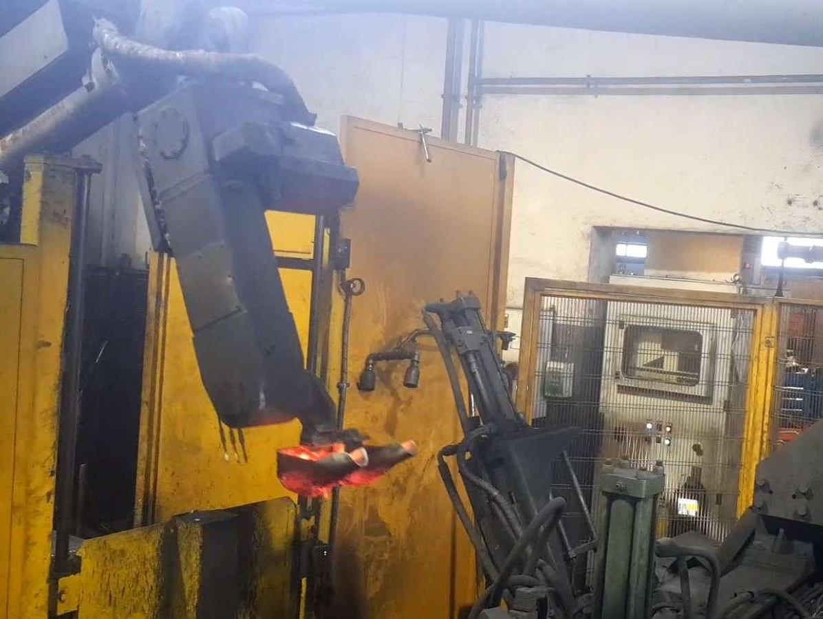 Used Double Rotating Machine with casting robot