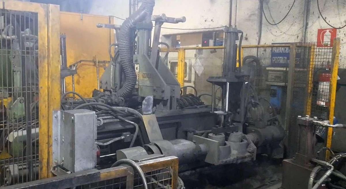 Used Double Rotating Machine with casting robot