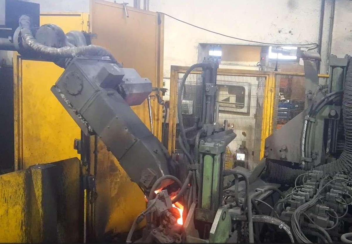 Used Double Rotating Machine with casting robot