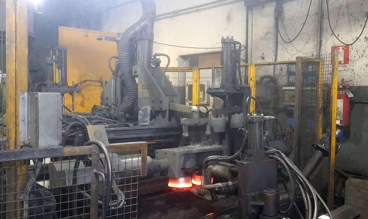 Used Double Rotating Machine with casting robot