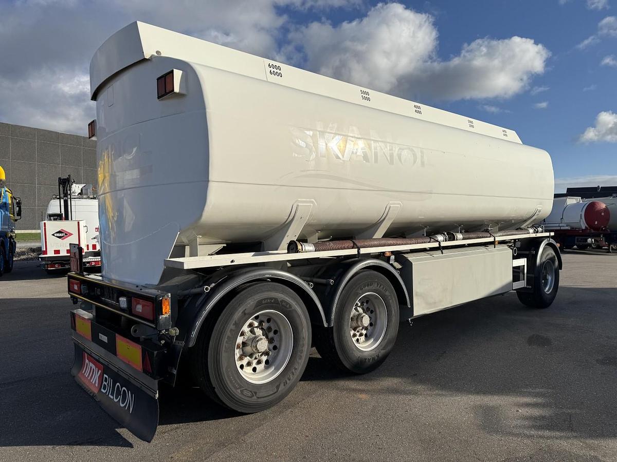 Meget god 2009 HMK Bilcon 27.000 l. ADR 5 Rum