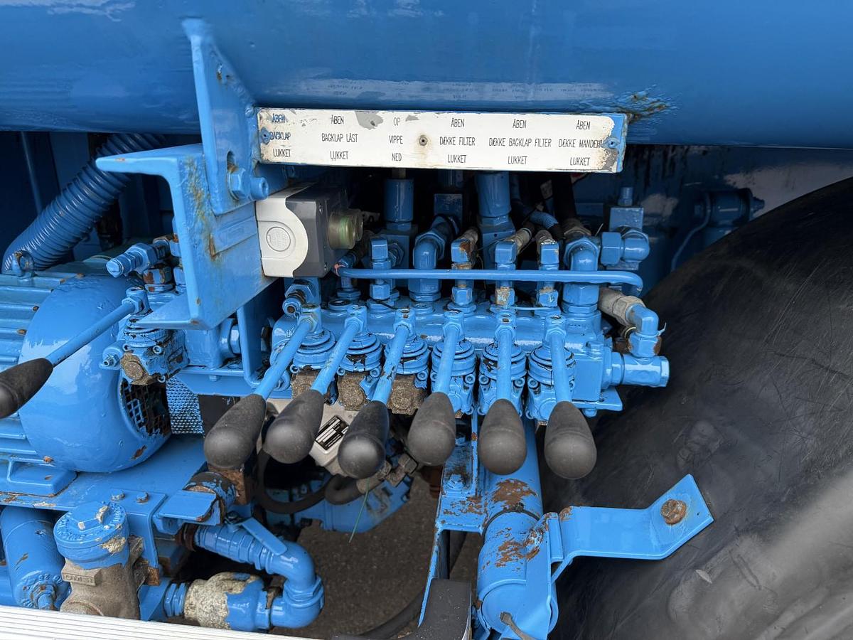 God 1999 Mercedes Actros 4140 8x4 KOKS MEGAVAC 8000 ADR 13.500 l. Rustfri stål