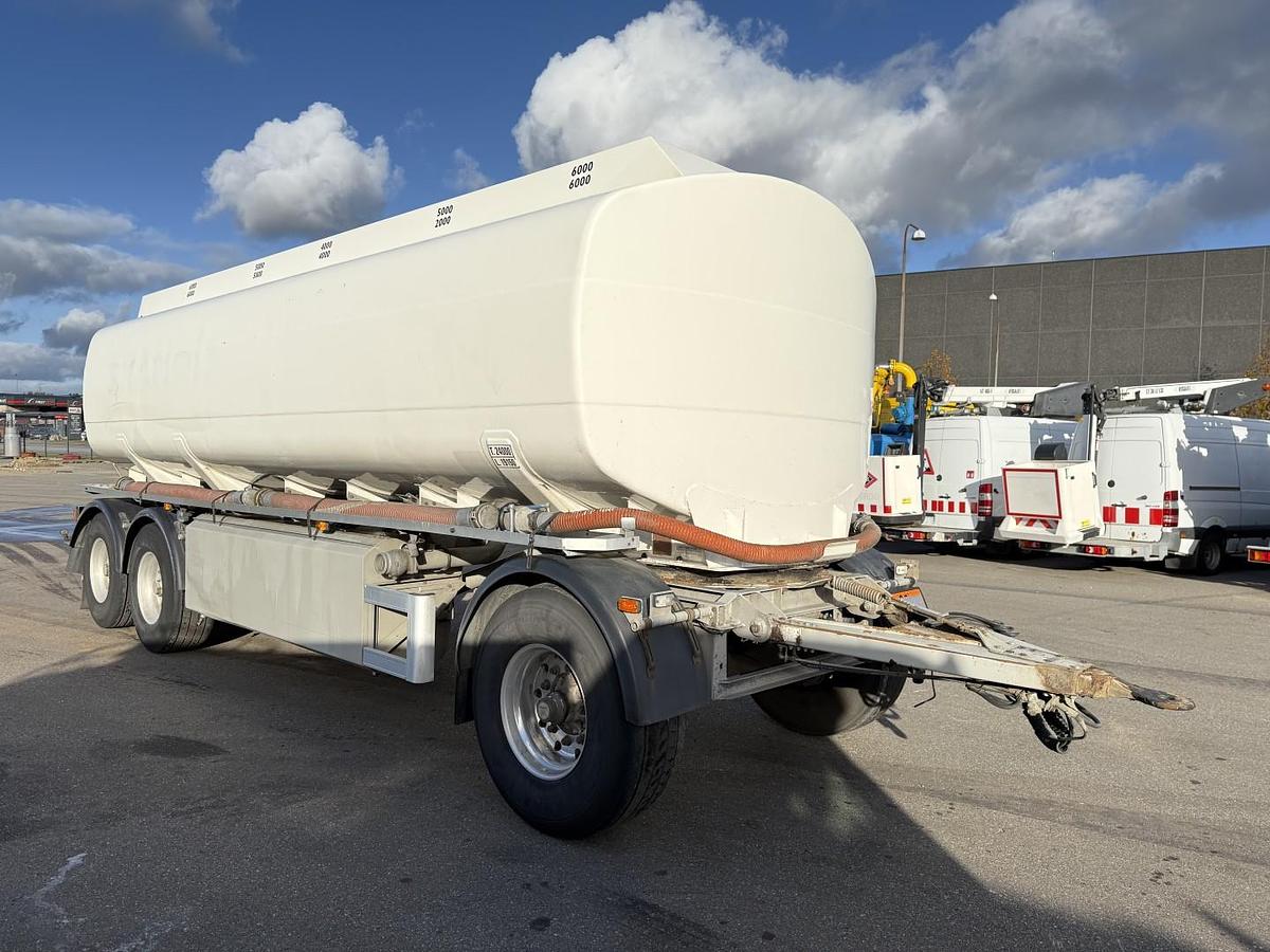 Meget god 2009 HMK Bilcon 27.000 l. ADR 5 Rum