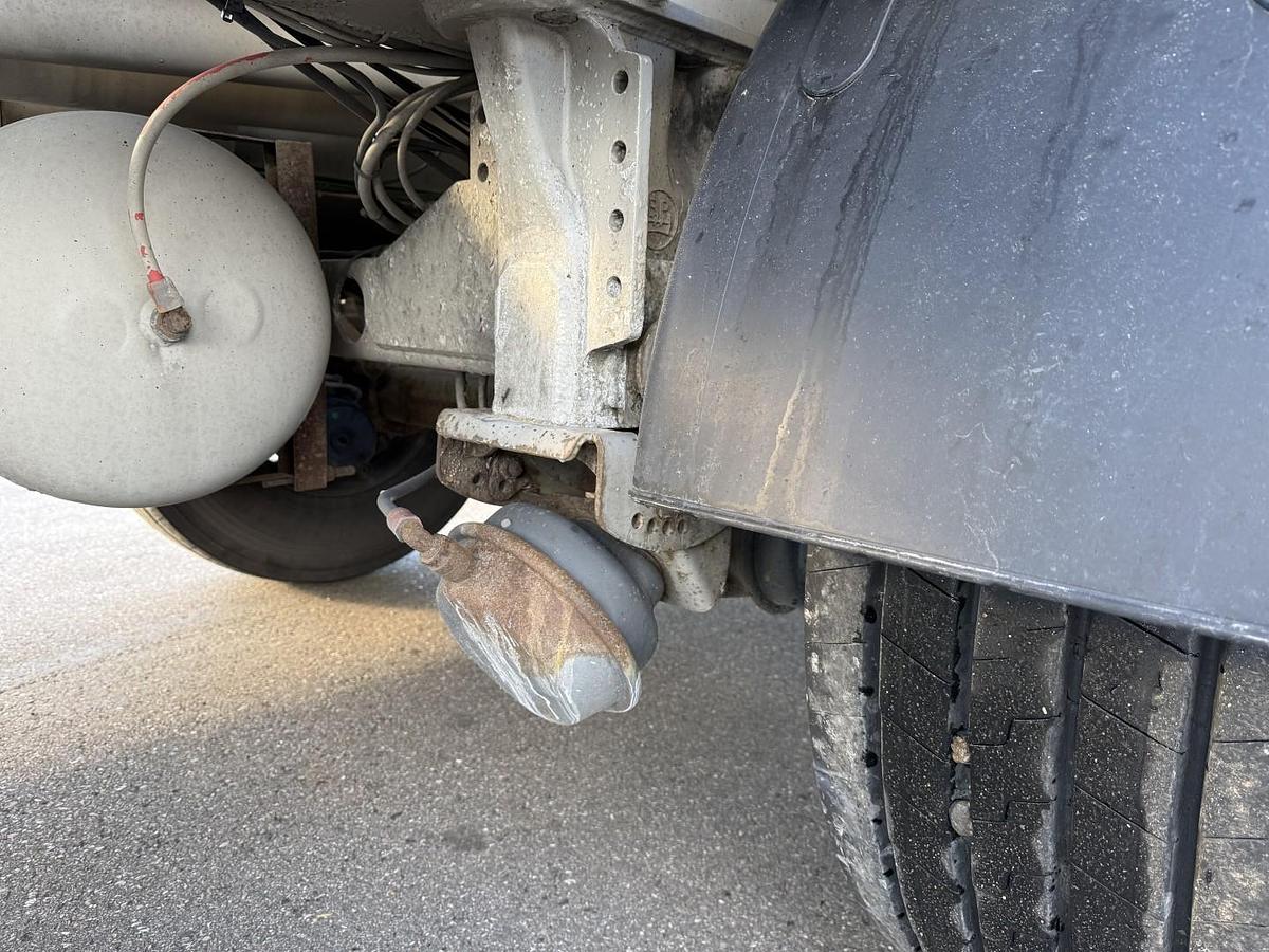 Meget god 2009 HMK Bilcon 27.000 l. ADR 5 Rum