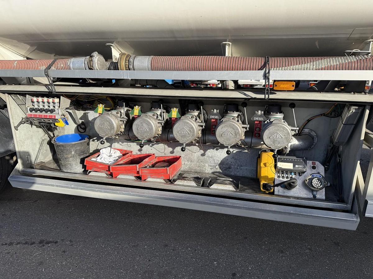 Meget god 2009 HMK Bilcon 27.000 l. ADR 5 Rum