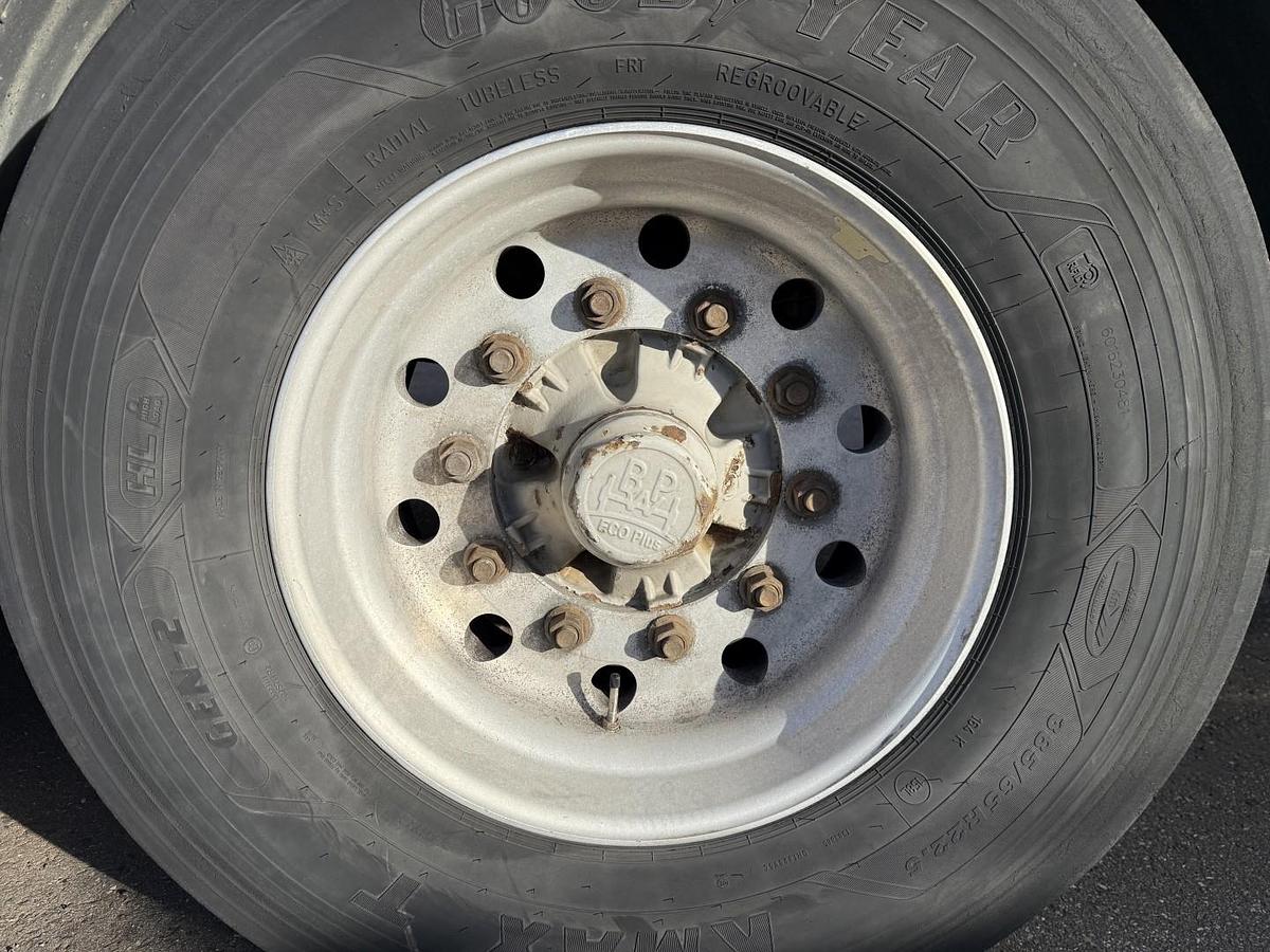 Meget god 2009 HMK Bilcon 27.000 l. ADR 5 Rum