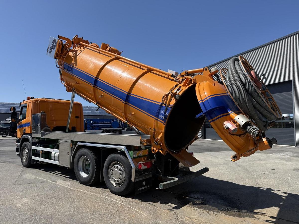 Meget god Scania P360 6x2*4 12.500 l. Korp & Son