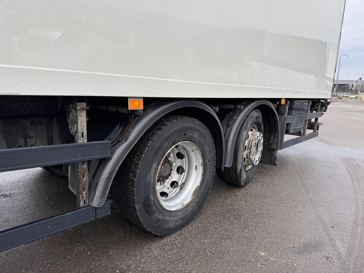 God 2015 Volvo FM330 6x2*4 Carrier Supra 1250 Mt (defekt kølemaskine)