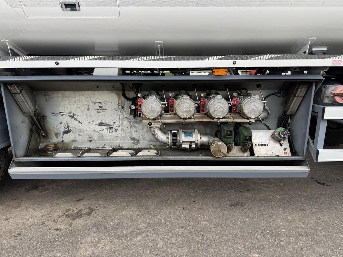 Meget god HMK Bilcon 22.000 L. ADR 4 Rum