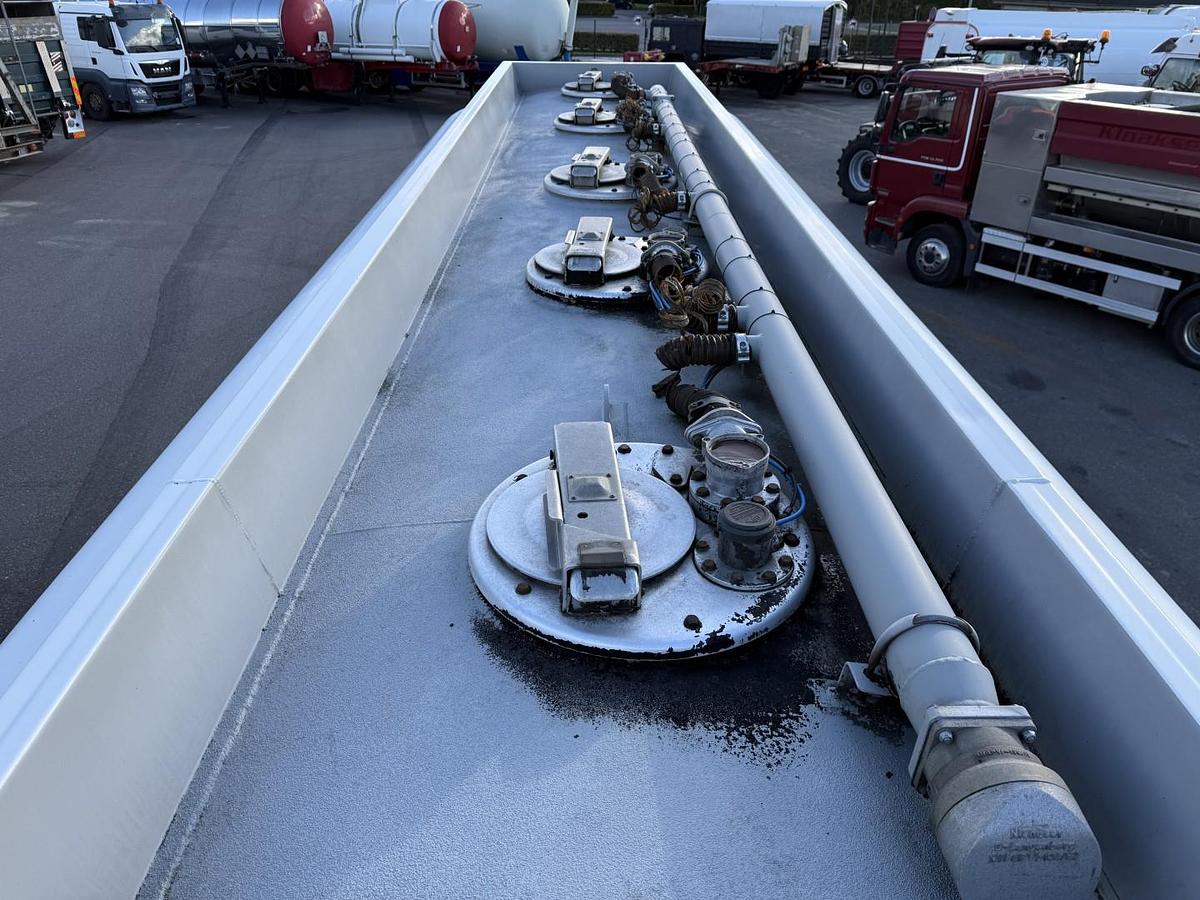 Meget god 2009 HMK Bilcon 27.000 l. ADR 5 Rum