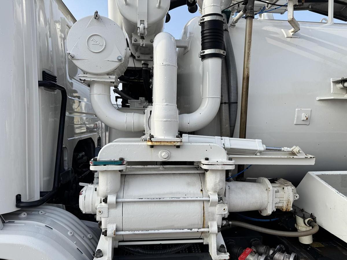 Meget god Scania P320 4x2 Hvidtved Larsen 7000 L Kombi