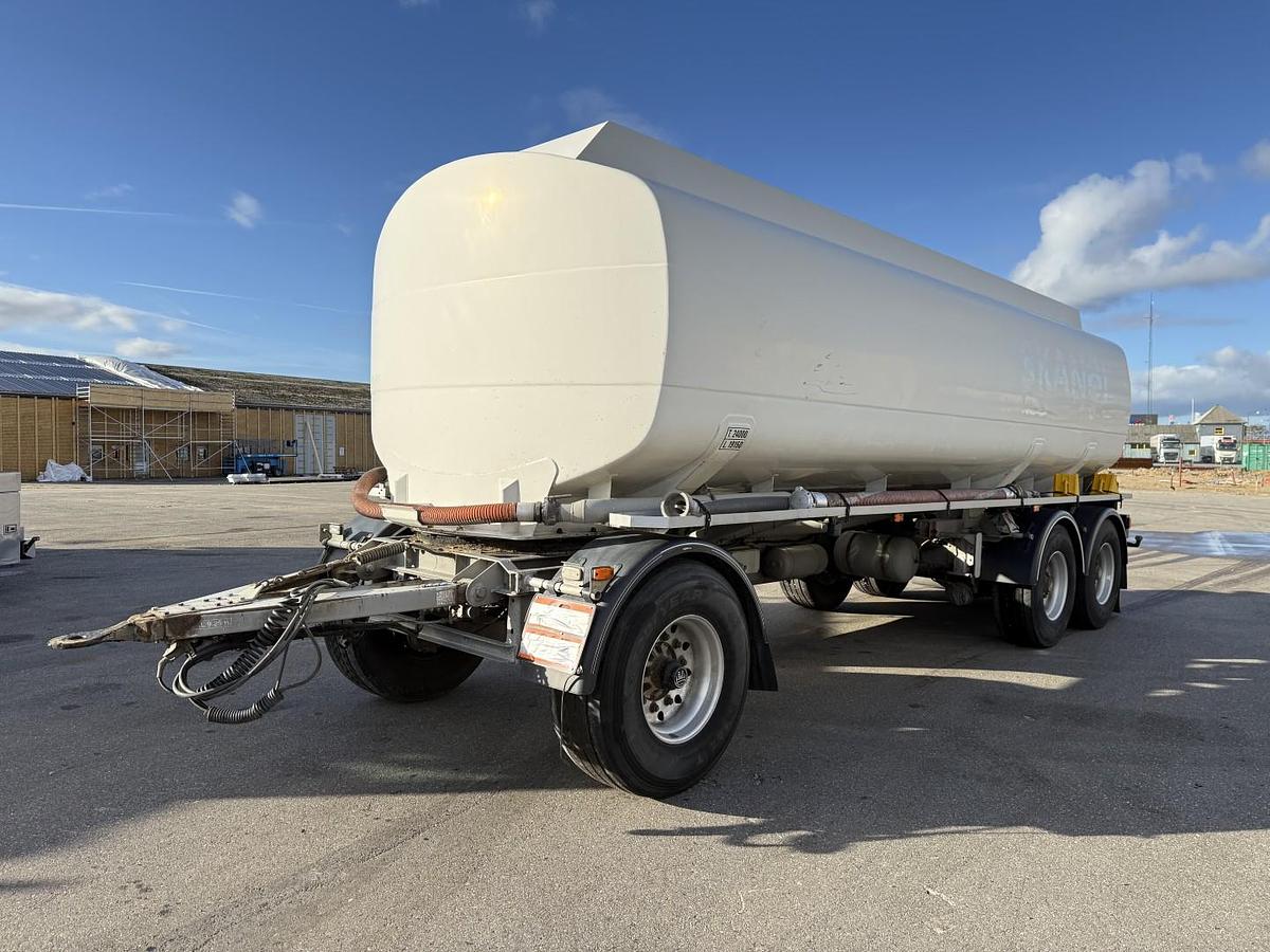 Meget god 2009 HMK Bilcon 27.000 l. ADR 5 Rum