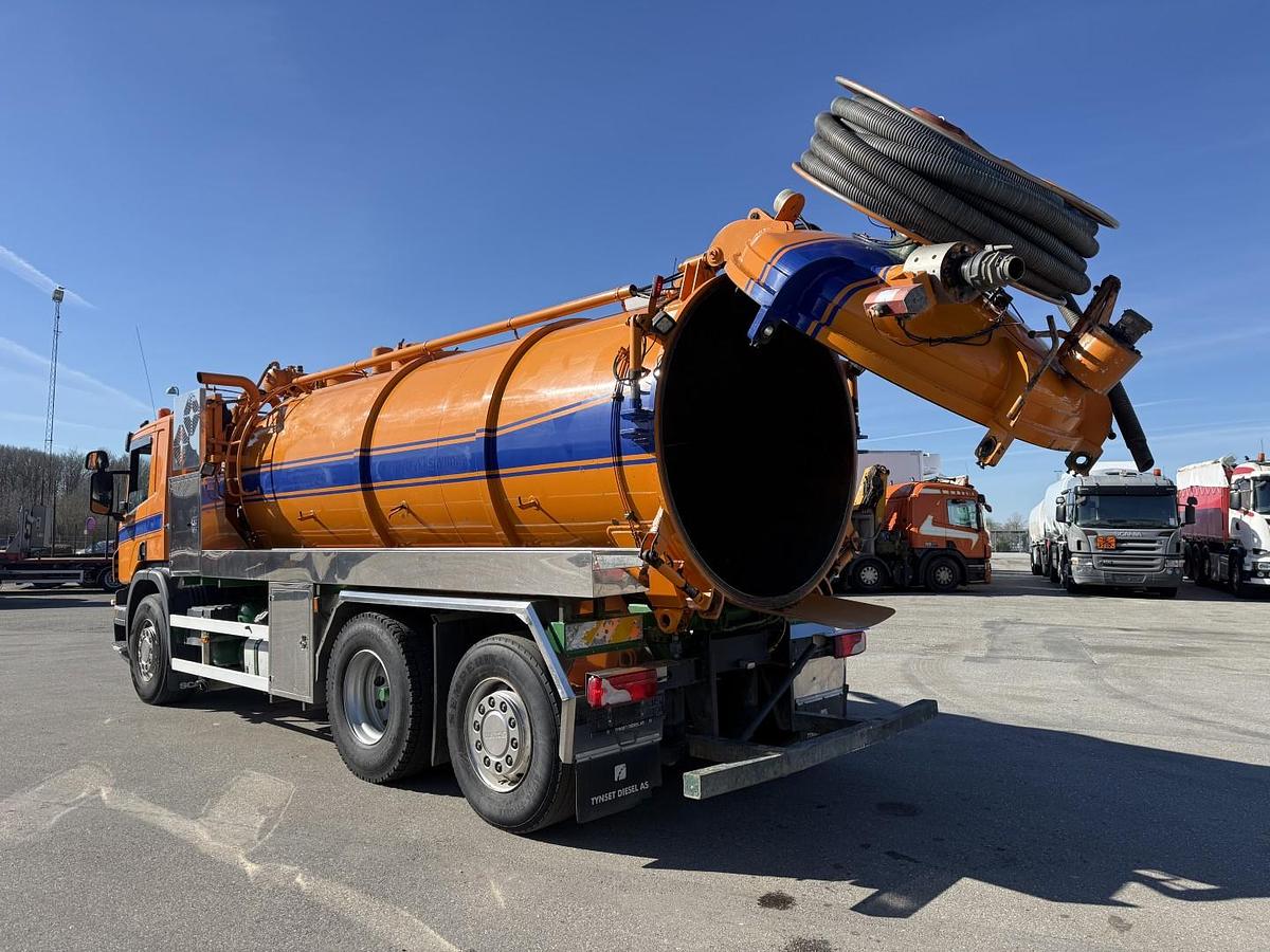 Meget god Scania P360 6x2*4 12.500 l. Korp & Son