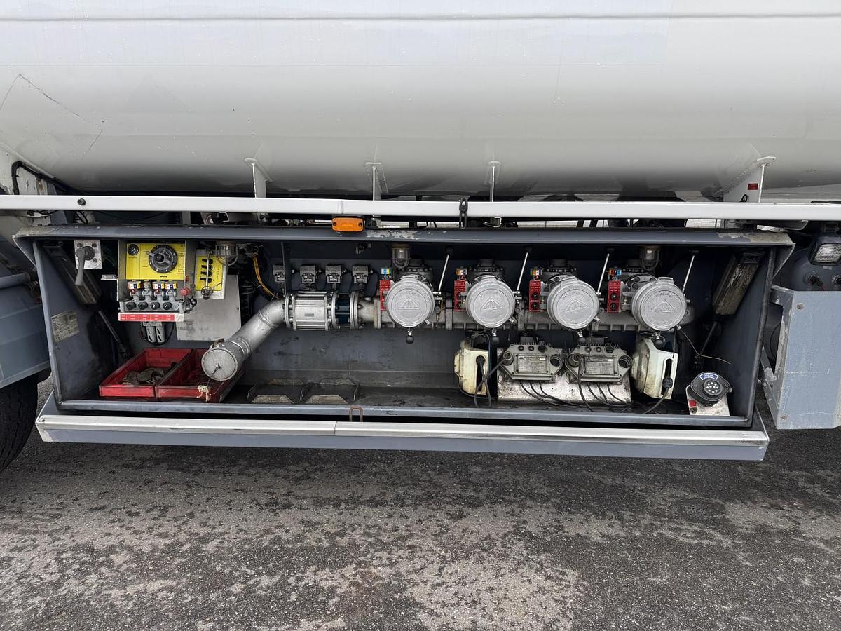 God 2000 HMK Bilcon TP-200 2 akslet 22000 L ADR tank 4 Rum