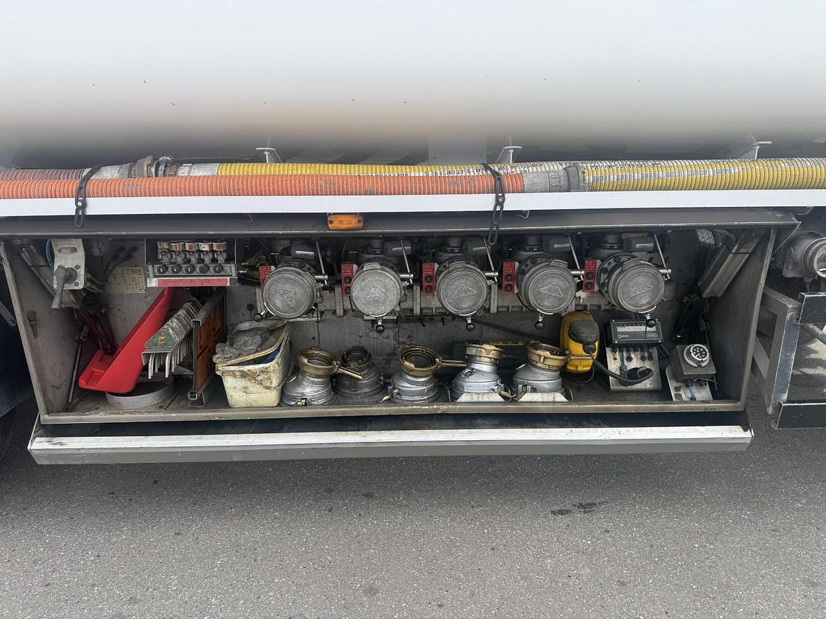 God 2005 HMK Bilcon 27.000 l. ADR 5 rum