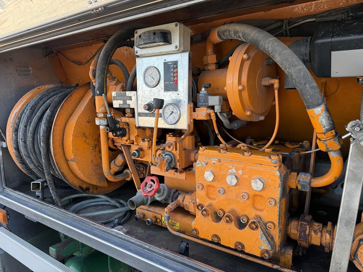 Meget god Scania P360 6x2*4 12.500 l. Korp & Son