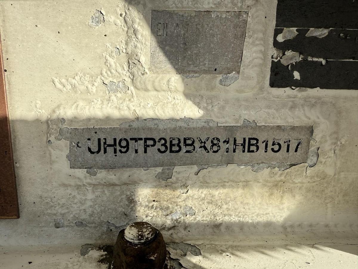 Meget god 2009 HMK Bilcon 27.000 l. ADR 5 Rum