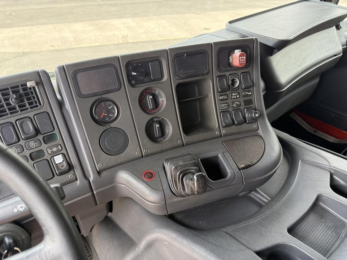 God Scania P94/260 4x2 NZ SLS590 Kombi 8.400 l.