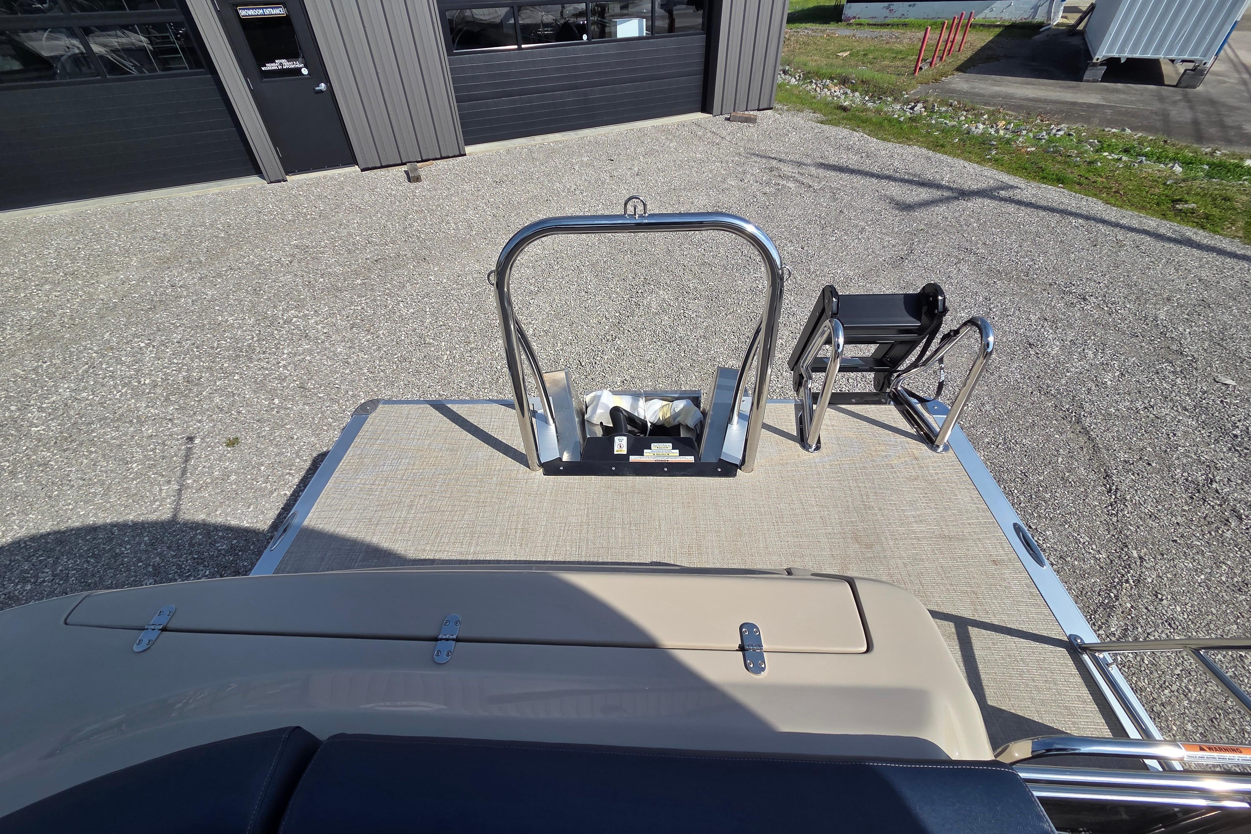 2026 Avalon Platinum Catalina 2585 Windshield Elite