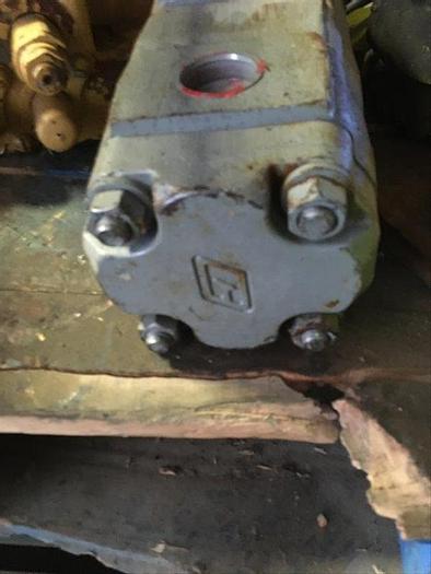 Used Commercial HYDRAULIC PUMP - M25X30095