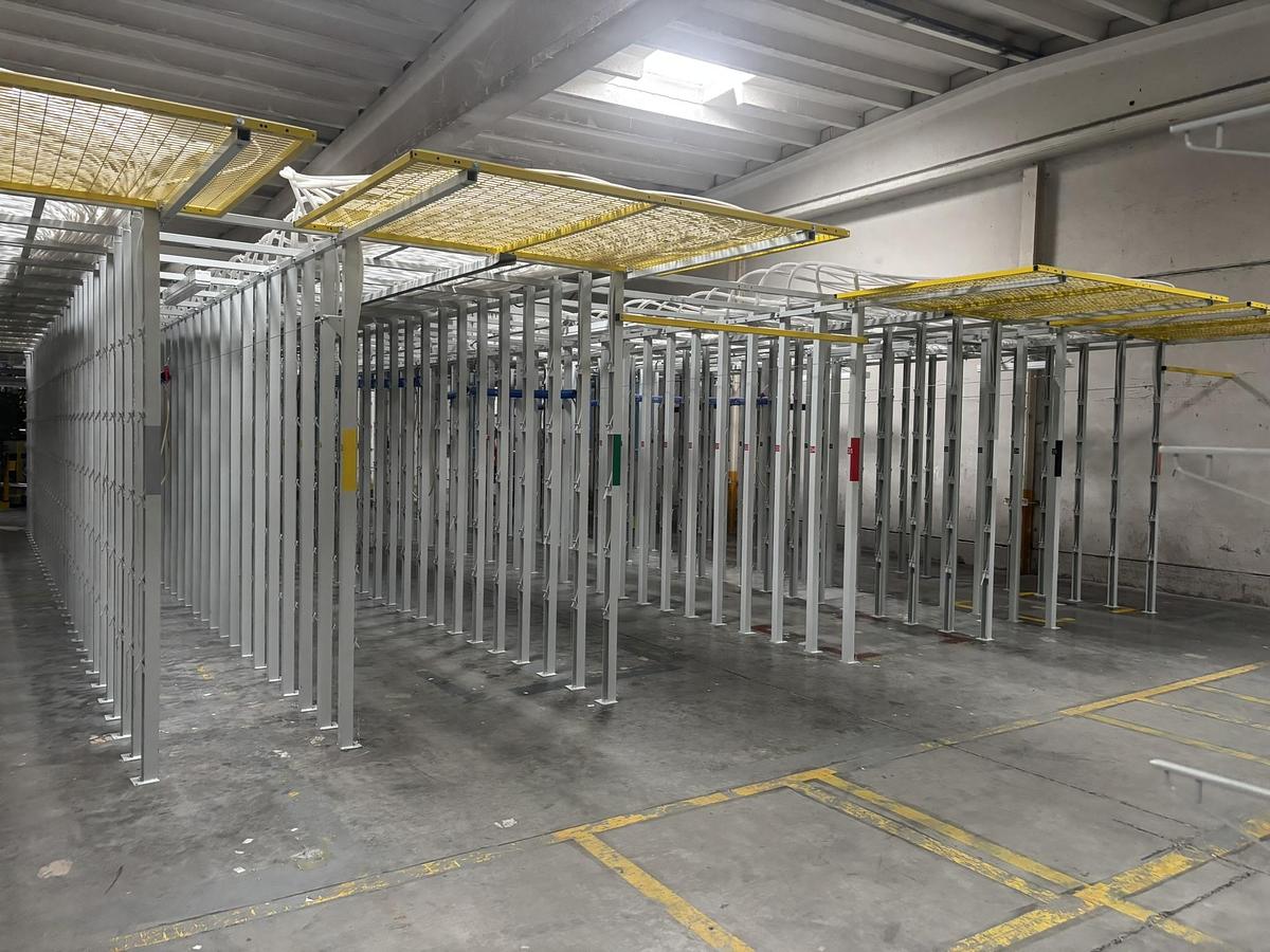 Used Matthys tufing creel with mobile creel carts