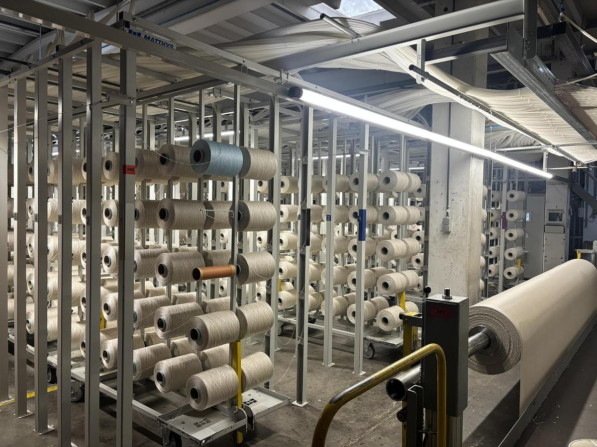 Used Matthys tufing creel with mobile creel carts