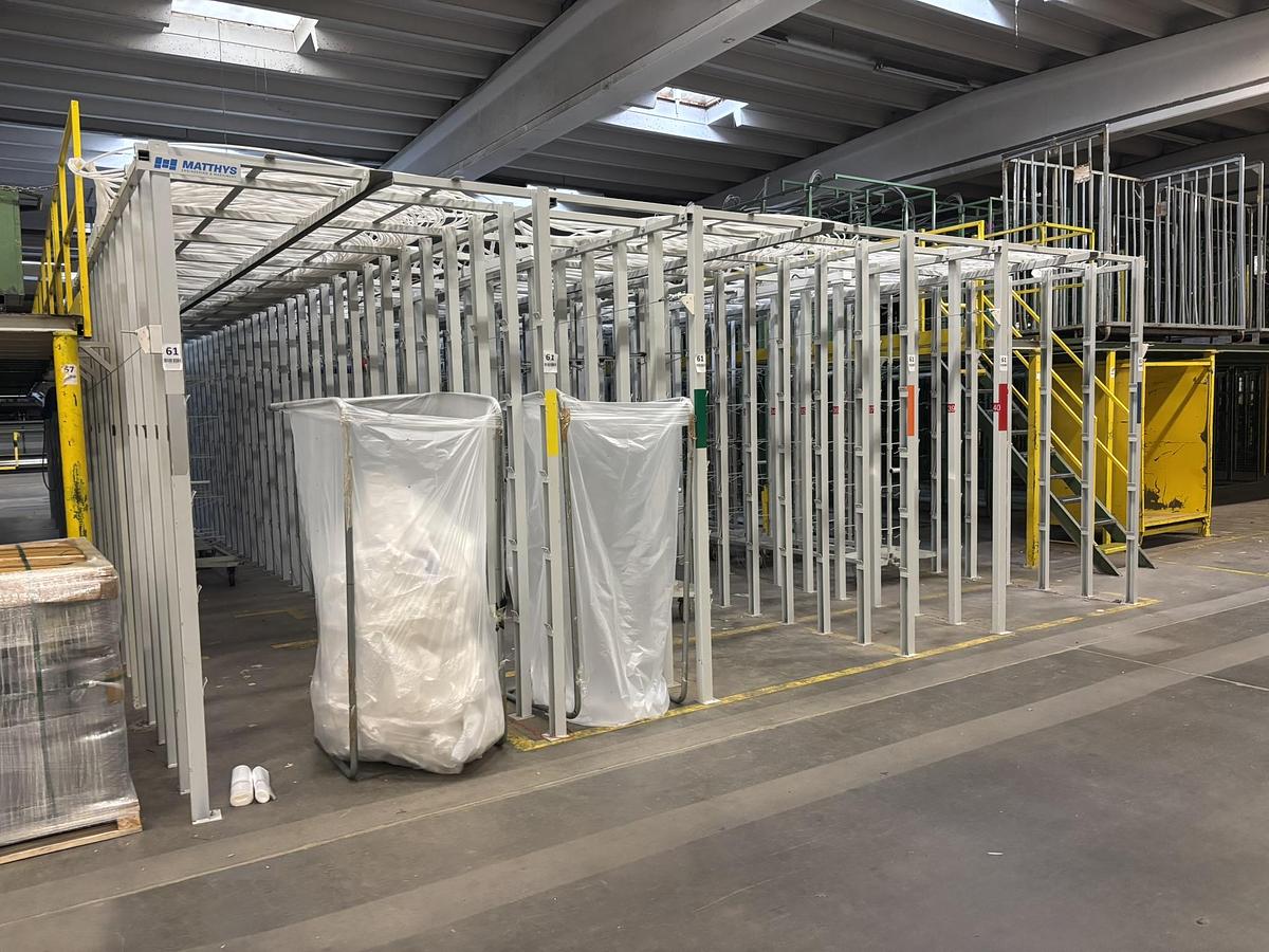 Used Matthys tufing creel with mobile creel carts