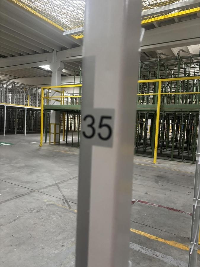 Used Matthys tufing creel with mobile creel carts