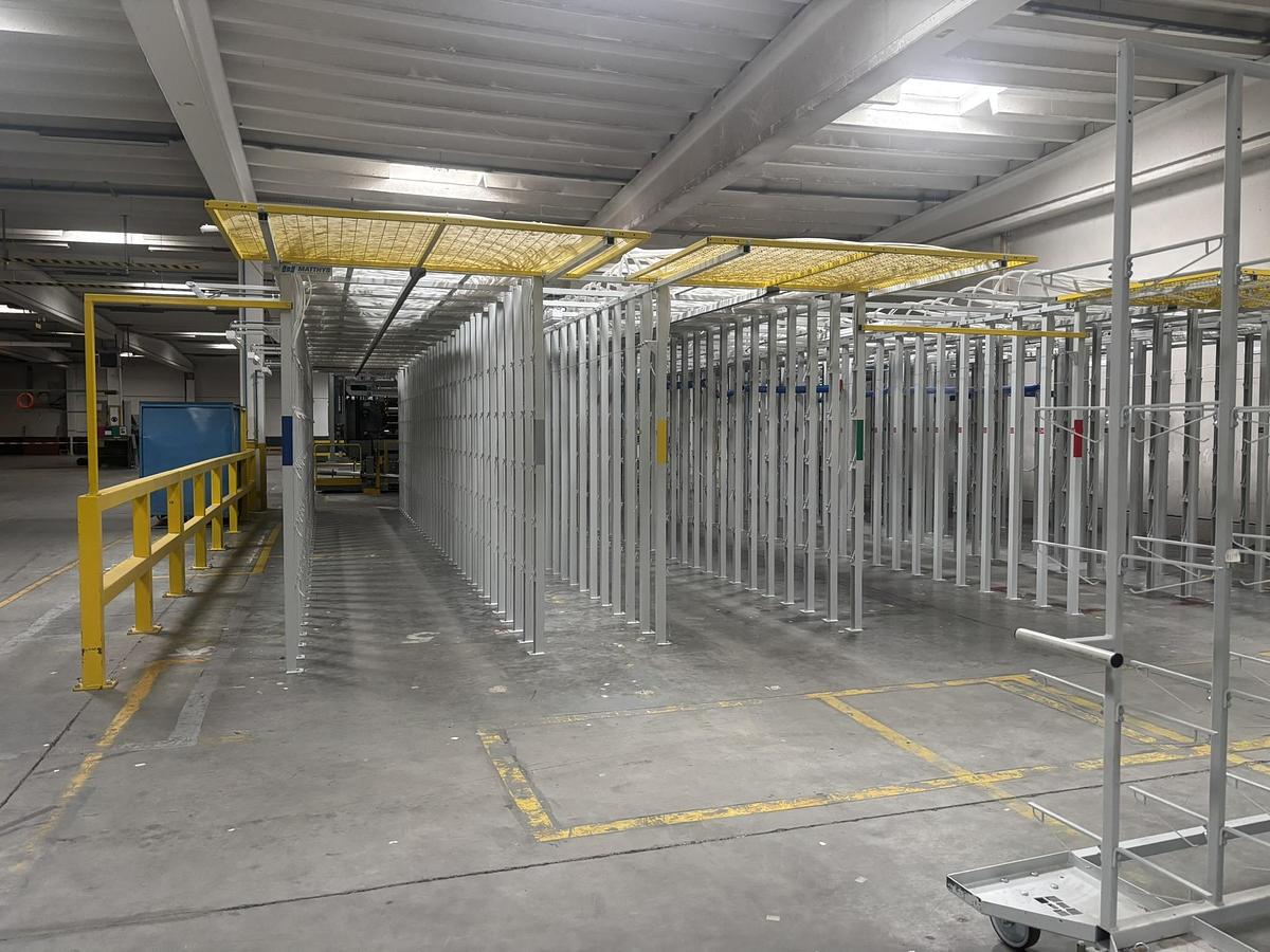 Used Matthys tufing creel with mobile creel carts