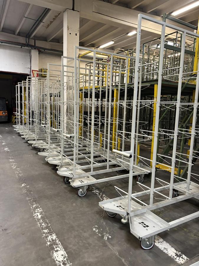 Used Matthys tufing creel with mobile creel carts