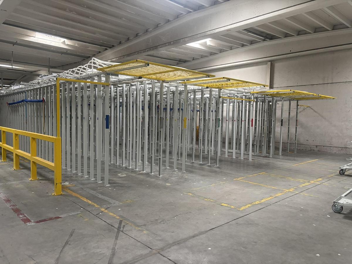 Used Matthys tufing creel with mobile creel carts