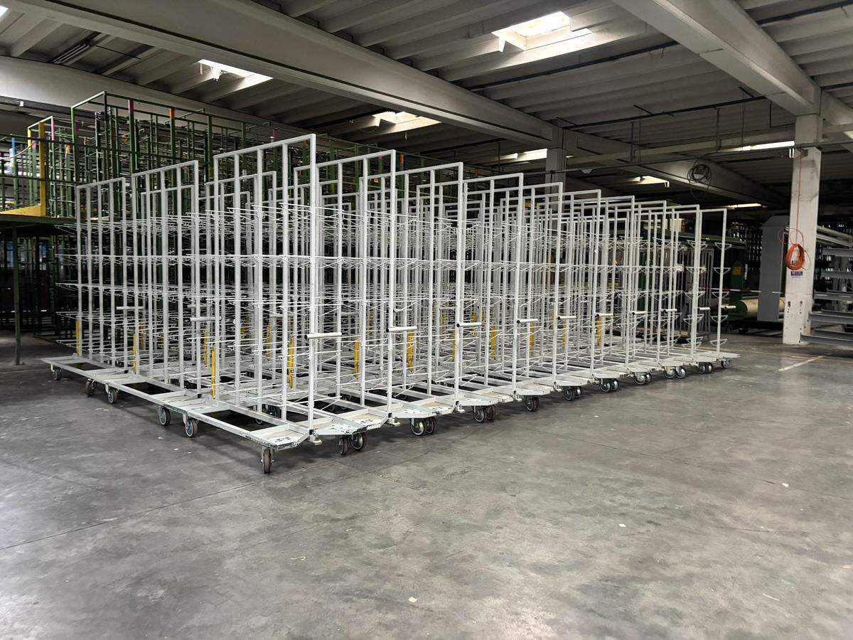 Used Matthys tufing creel with mobile creel carts