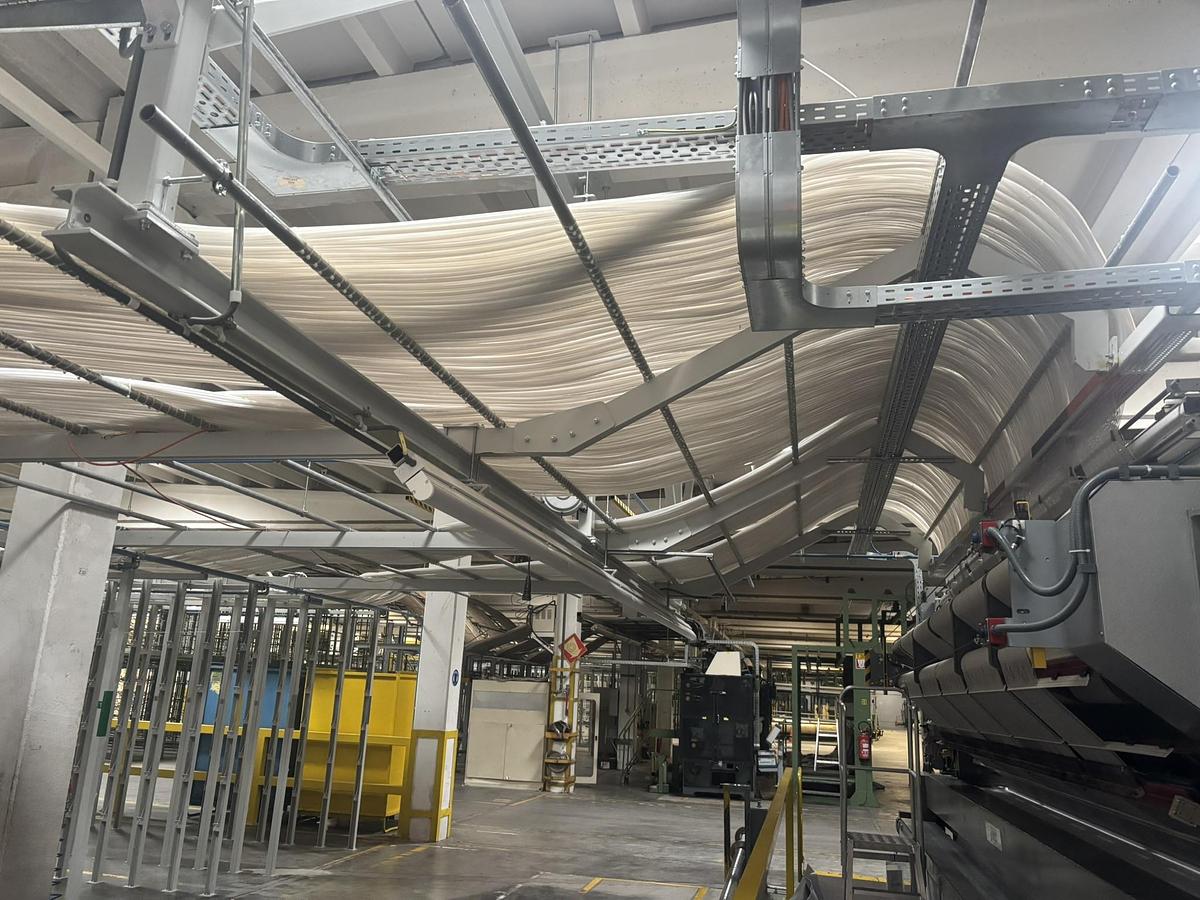 Used Matthys tufing creel with mobile creel carts