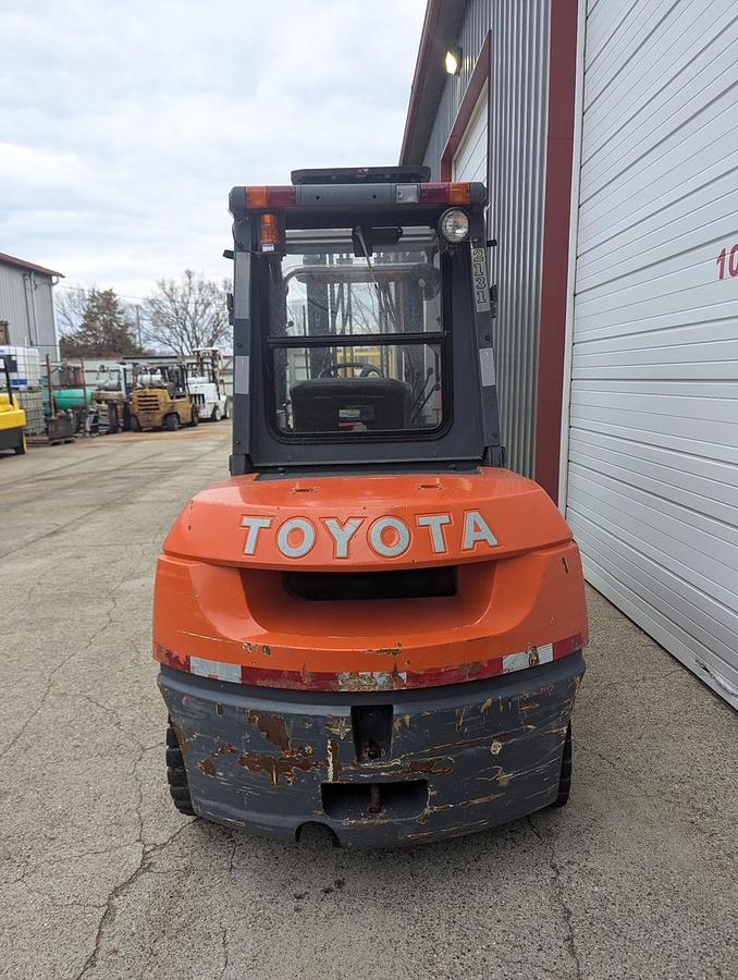 Used TOYOTA 8000LB FORKLIFT