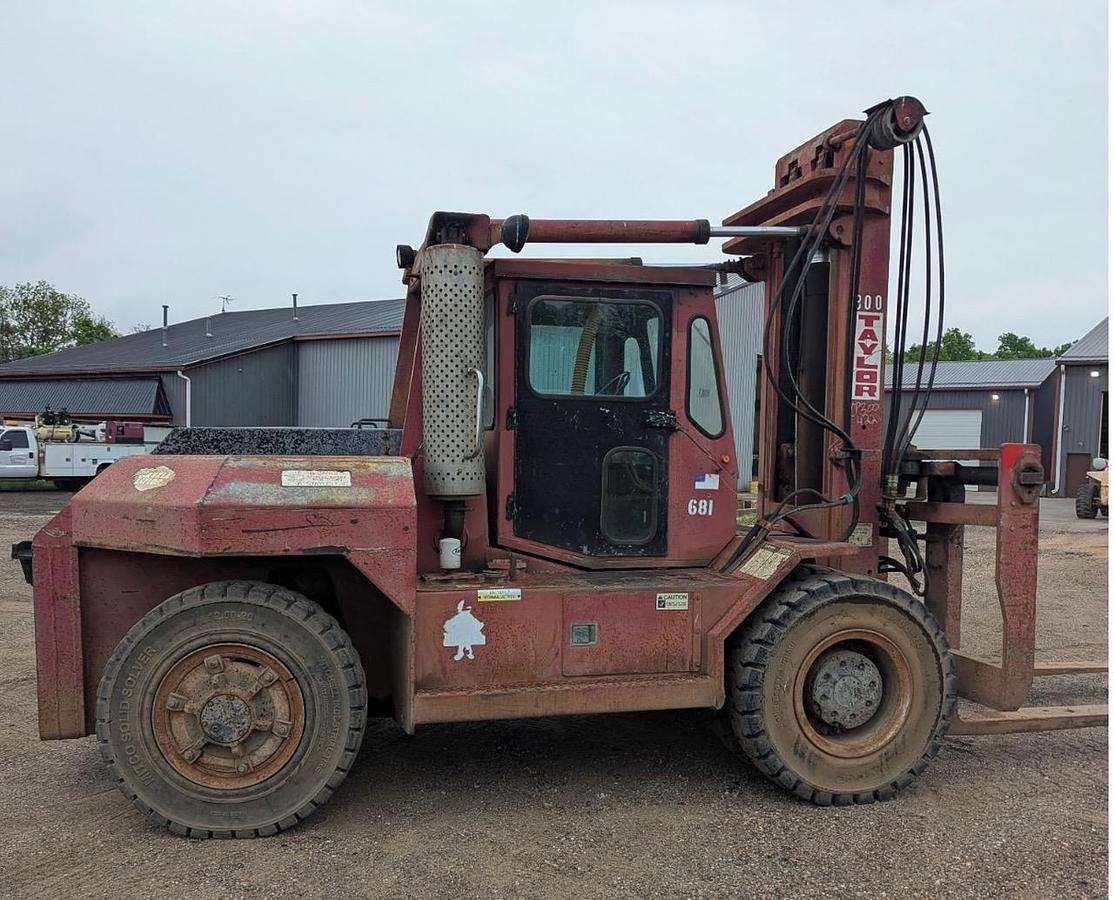 Used TAYLOR 30,OOOLB FORKLIFT