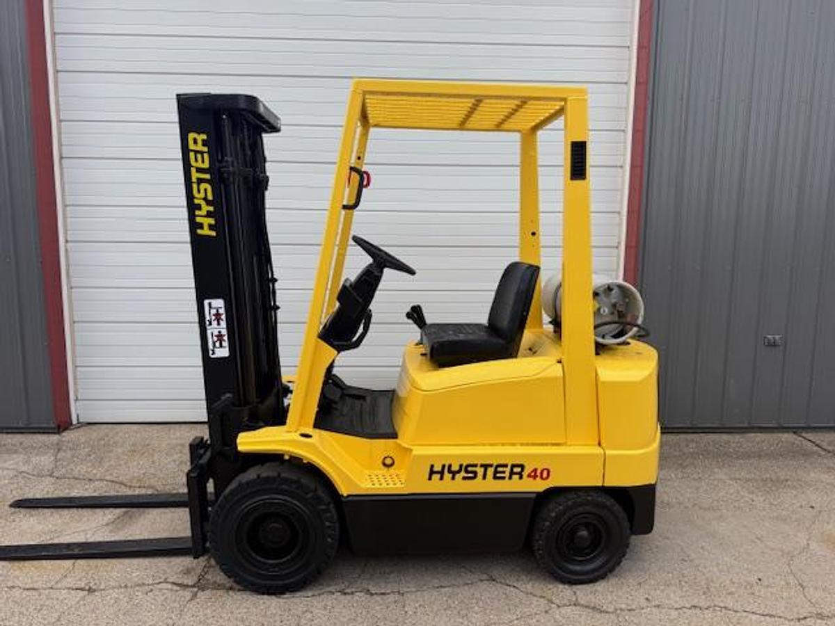 Used HYSTER 4000LB FORKLIFT