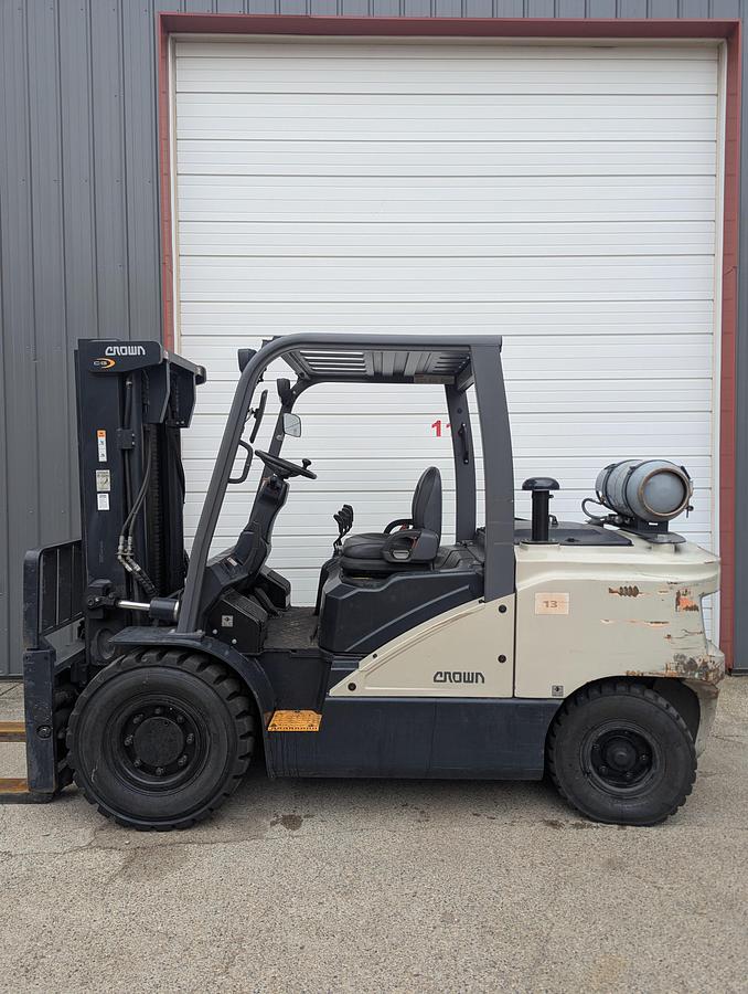 Used CROWN 10,000LB FORKLIFT