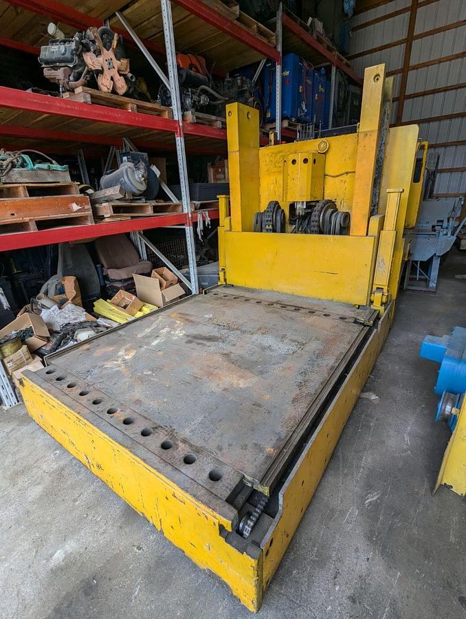 Used ADVANCE 80,000LB DIE TRUCK