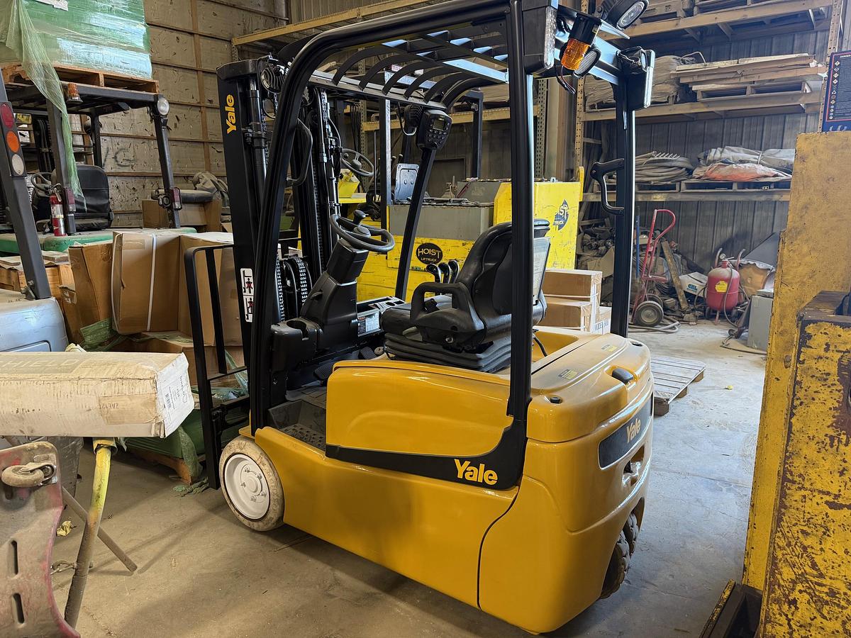 Used YALE 4000LB ELECTRIC FORKLIFT