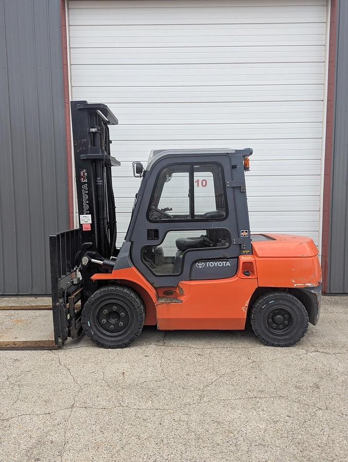 Used TOYOTA 8000LB FORKLIFT