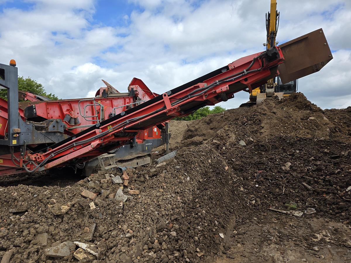 Used Finlay 883+ Tracked Screening Plant
