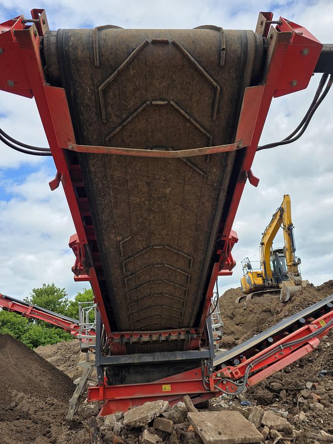 Used Finlay 883+ Tracked Screening Plant