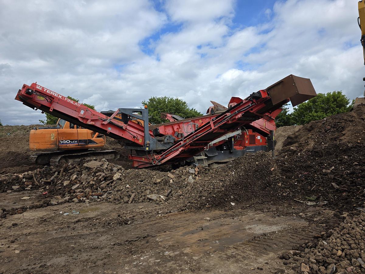 Used Finlay 883+ Tracked Screening Plant 