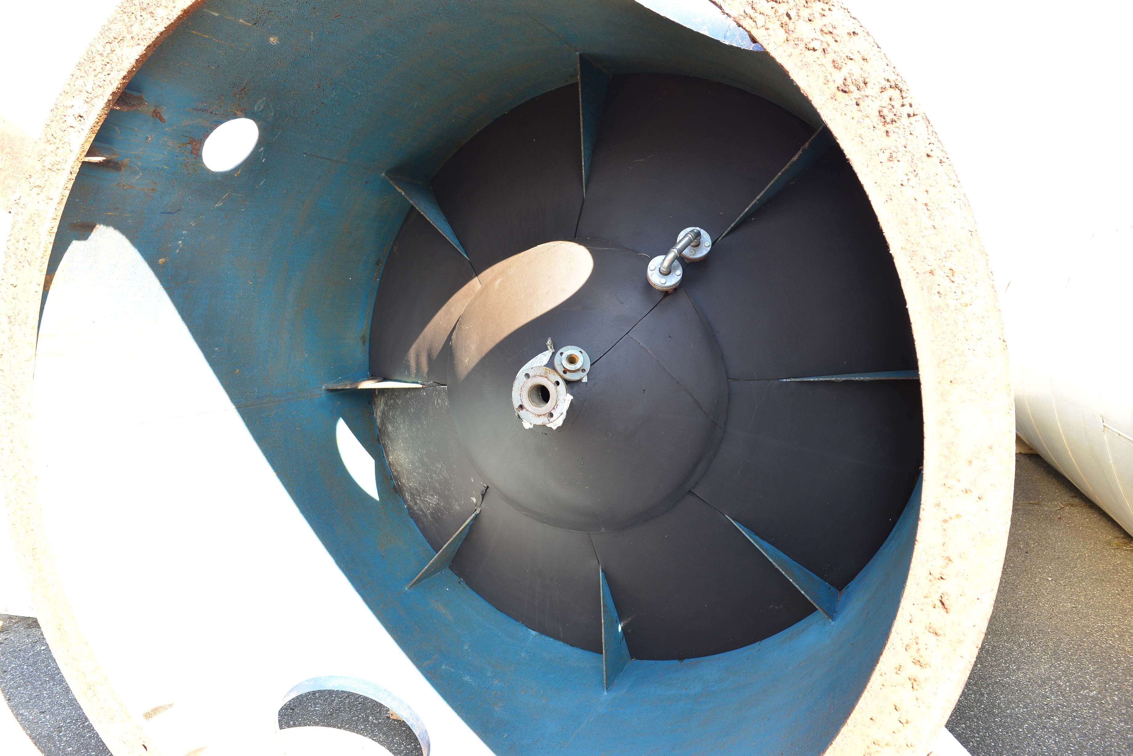 Usato Serbatoio verticale da 32 m3 con serpentino interno