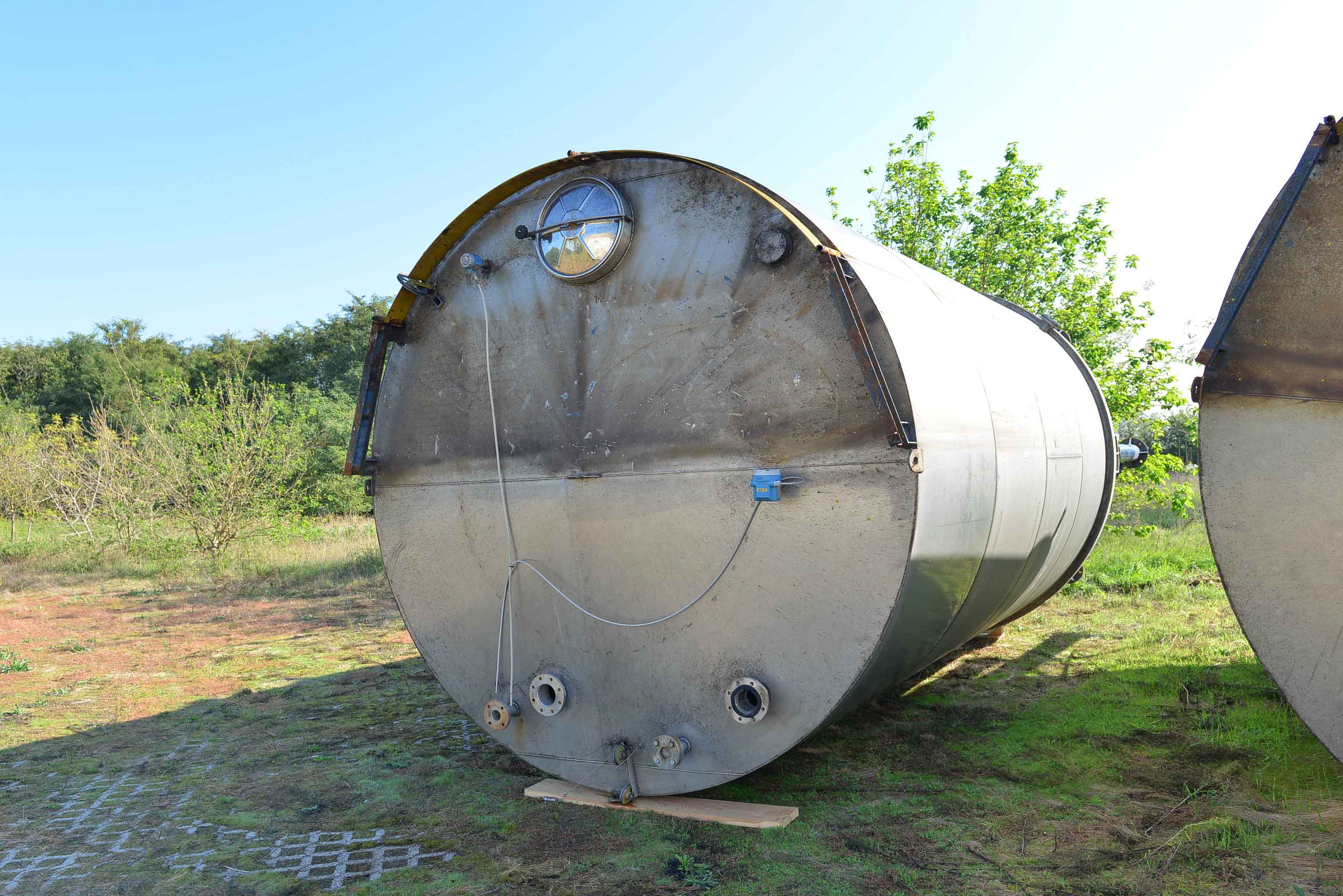 Usato Serbatoio verticale 53 m3 in acciaio inox AISI304, agitatore laterale