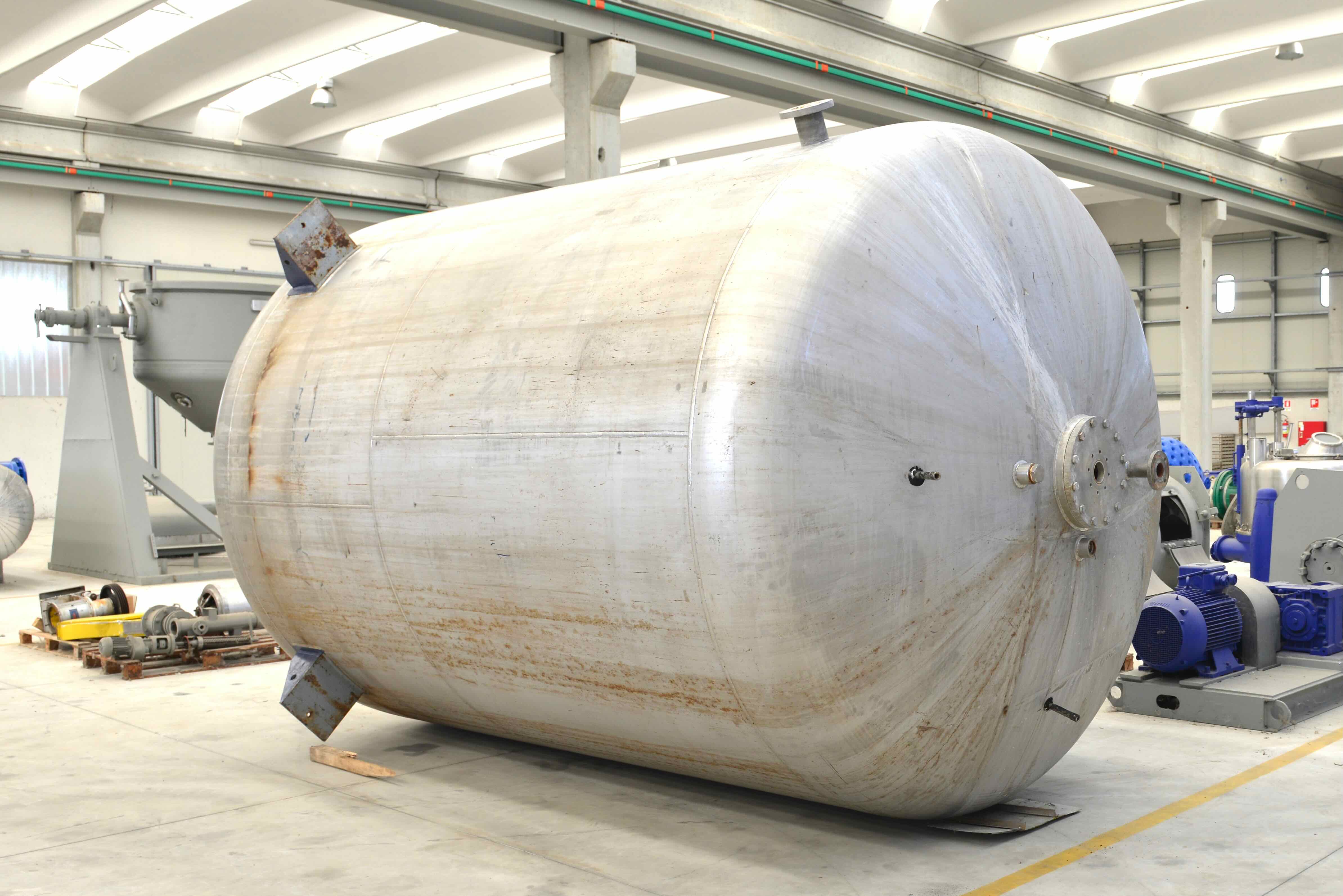 Used Reattore da 28.000 litri con serpentino interno