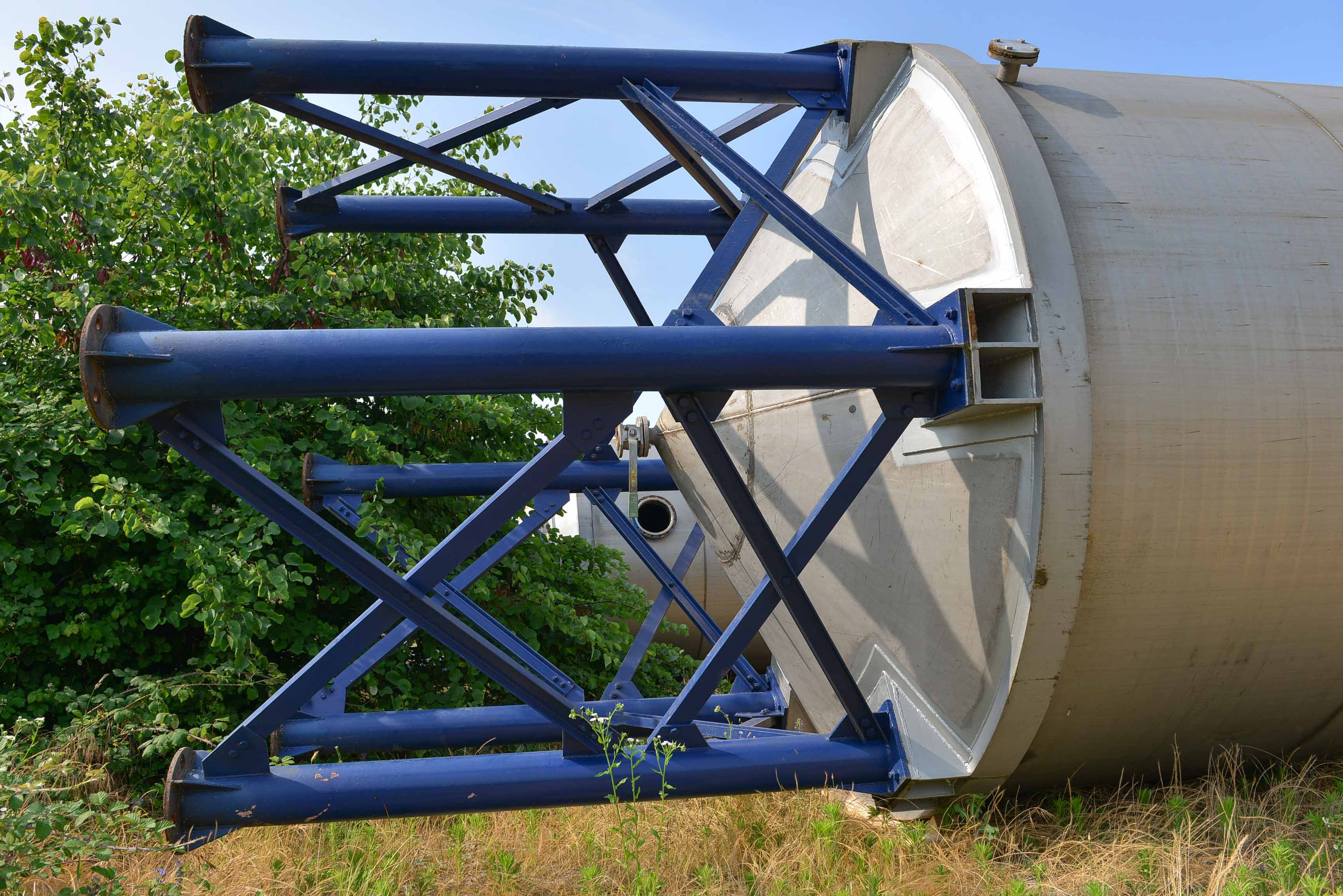 Usato Serbatoio verticale 53 m3 in acciaio inox AISI304, agitatore laterale