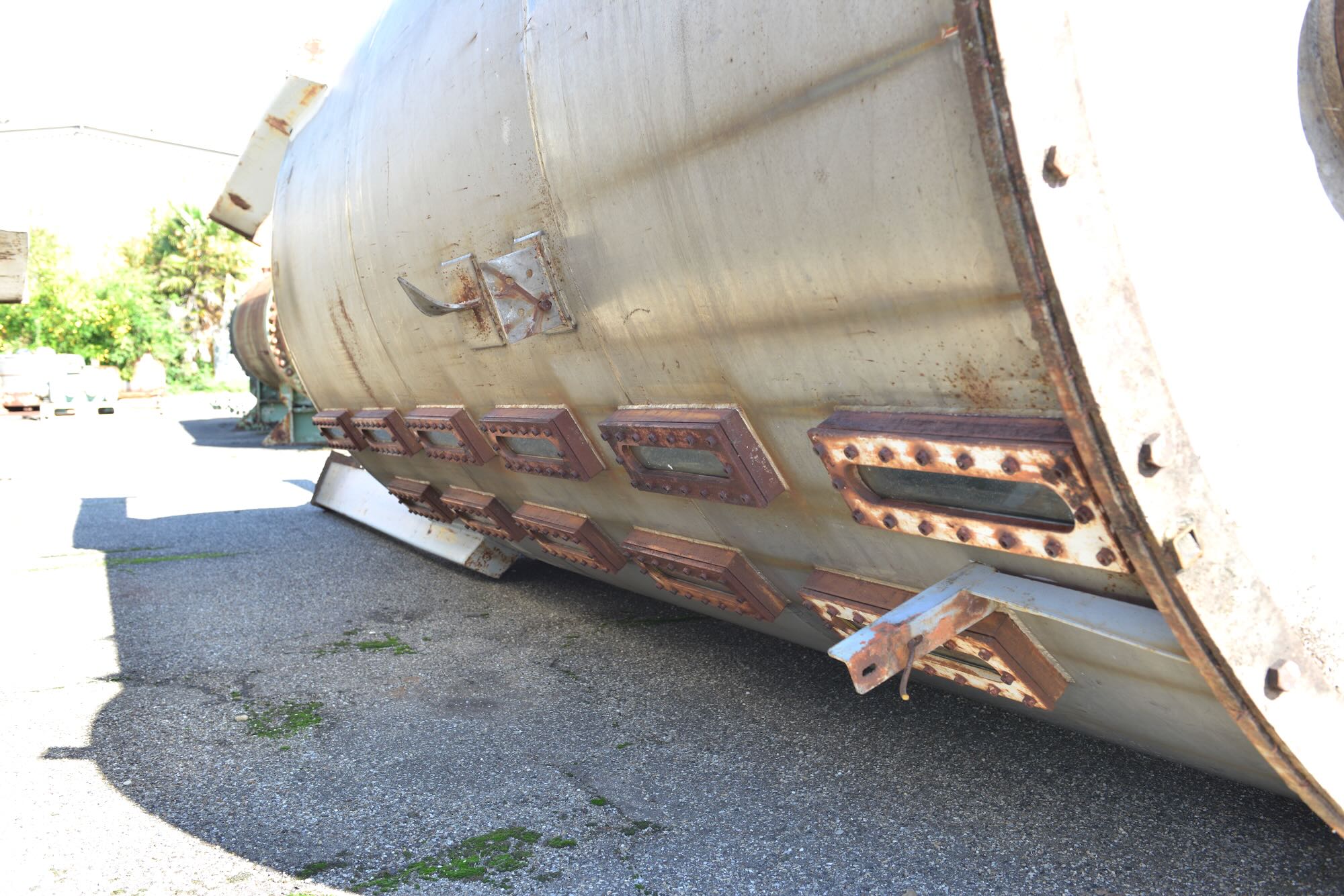 Usato Serbatoio verticale da 22,6 mc a fondo conico